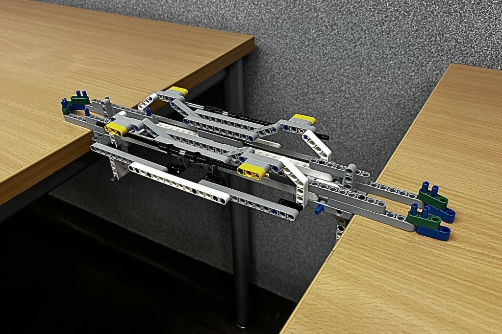 Konstruierte Lego-Brücke